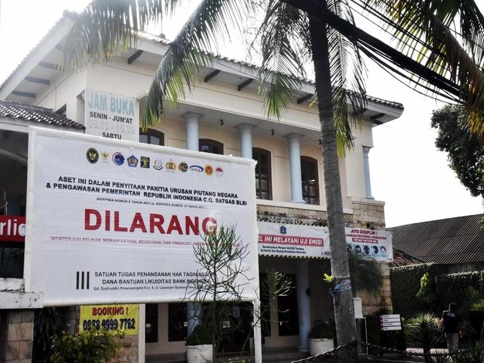 Satgas BLBI melalui PUPN Cabang DKI Jakarta menyita dua aset milik obligor Ulung Bursa. Aset yang disita salah satunya adalah rumah mewah.