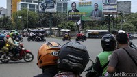 Pengendara melintas di simpang Jalan Chairil Anwar, Bekasi Timur, Kamis (17/2/2022).
