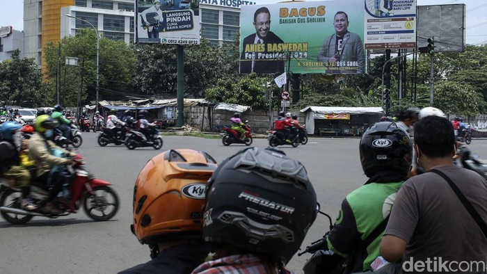 Baliho bertuliskan Anies for Presiden 2024 mejeng di simpang Jalan Chairil Anwar, Bekasi Timur. Baliho dilengkapi tulisan 
