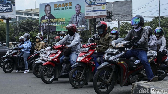 Baliho bertuliskan Anies for Presiden 2024 mejeng di simpang Jalan Chairil Anwar, Bekasi Timur. Baliho dilengkapi tulisan 