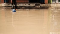 Foto: Ketinggian air di depan gapura perumahan Pondok Gede Permai setinggi 50 cm. Namun tinggi air di dalam perumahan Pondok Gede Permai bisa mencapai 1 meter lebih (Fakhri Fadlurrohman/detikcom)
