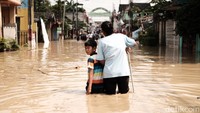 Foto: Menurut warga, titik banjir lebih dari 1 meter berada di Jalan Badriyah Raya. Warga terlihat menyelamatkan barang berharganya (Fakhri Fadlurrohman/detikcom)