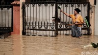 Foto: Salah seorang warga yang berada di lokasi menyebutkan air mulai meluap sejak Rabu (16/2) pukul 23.00 WIB. Lalu pada Kamis (17/2), pukul 01.00 WIB, air seketika meninggi hingga 90 cm (Fakhri Fadlurrohman/detikcom)