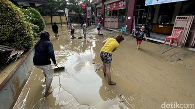 Banjir Mulai Surut, Warga Villa Nusa Indah Bekasi Bersih-bersih Rumah