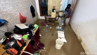 Lumpur jadi salah satu yang kerap muncul saat banjir berangsur surut.