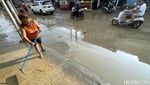 Banjir Mulai Surut, Warga Villa Nusa Indah Bekasi Bersih-bersih Rumah