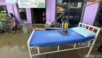 Saat banjir berangsur surut, petugas di salah satu klinik yang berada di area Perumahan Villa Nusa Indah, Kota Bekasi, mulai membersihkan area klinik dan sejumlah barang yang terdampak banjir.