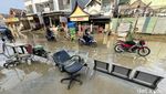 Banjir Mulai Surut, Warga Villa Nusa Indah Bekasi Bersih-bersih Rumah