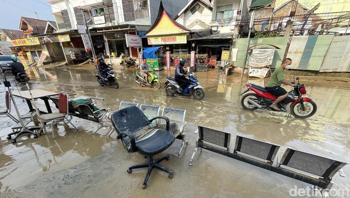 Banjir yang merendam Perumahan Villa Nusa Indah, Kota Bekasi, berangsur surut. Kondisi itu dimanfaatkan warga untuk membersihkan rumah dari sisa-sisa banjir.