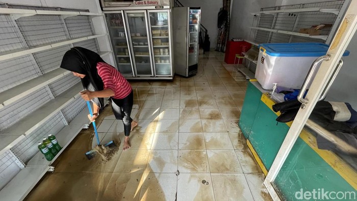 Banjir Mulai Surut, Warga Villa Nusa Indah Bekasi Bersih-bersih Rumah Banjir yang merendam Perumahan Villa Nusa Indah, Kota Bekasi, berangsur surut. Kondisi itu dimanfaatkan warga untuk membersihkan rumah dari sisa-sisa banjir.