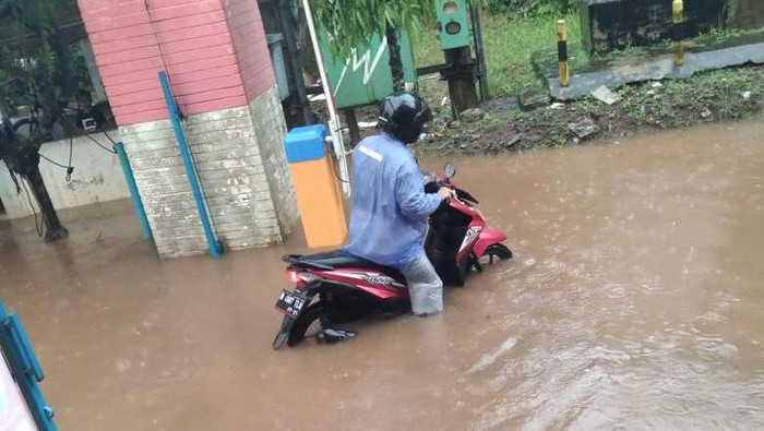 Banjir sempat terjadi di Jalan Boulevard di dekat Perumahan Grand City Depok  (GDC) sore tadi