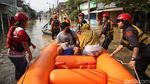 Bekasi Banjir, Warga Perumahan Ini Dievakuasi dengan Perahu Karet