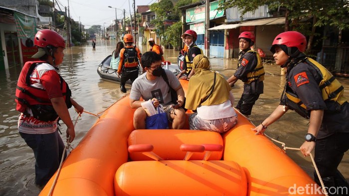 Perumahan Pondok Gede Permai jadi salah satu area yang terdampak banjir di Bekasi. Banjir yang cukup tinggi menyebabkan warga di perumahan ini dievakuasi.