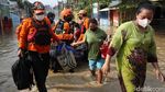 Bekasi Banjir, Warga Perumahan Ini Dievakuasi dengan Perahu Karet