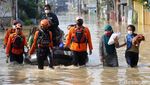 Bekasi Banjir, Warga Perumahan Ini Dievakuasi dengan Perahu Karet