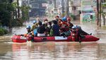 Bekasi Banjir, Warga Perumahan Ini Dievakuasi dengan Perahu Karet