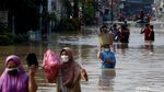 Bekasi Banjir, Warga Perumahan Ini Dievakuasi dengan Perahu Karet