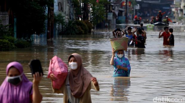 Perumahan Pondok Gede Permai jadi salah satu area yang terdampak banjir di Bekasi. Banjir yang cukup tinggi menyebabkan warga di perumahan ini dievakuasi.