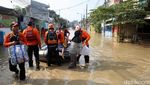 Bekasi Banjir, Warga Perumahan Ini Dievakuasi dengan Perahu Karet