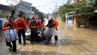 Petugas gabungan menyisir area perumahan untuk mengevakuasi warga yang terdampak banjir di kawasan Bekasi.
