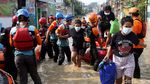 Bekasi Banjir, Warga Perumahan Ini Dievakuasi dengan Perahu Karet