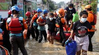 Satu per satu warga dievakuasi petugas dengan menggunakan perahu karet.