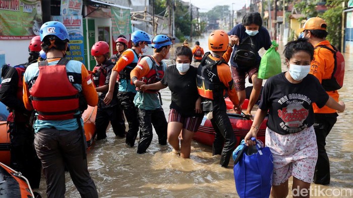 Bekasi Banjir, Warga Perumahan Ini Dievakuasi dengan Perahu Karet Perumahan Pondok Gede Permai jadi salah satu area yang terdampak banjir di Bekasi. Banjir yang cukup tinggi menyebabkan warga di perumahan ini dievakuasi.