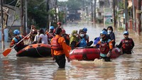 Berdasarkan foto pada pukul 08.45 WIB, sejumlah warga yang terdampak banjir dievakuasi dengan perahu karet di Perumahan Pondok Gede Permai, Kota Bekasi, Jawa Barat, Kamis (17/2/2022).