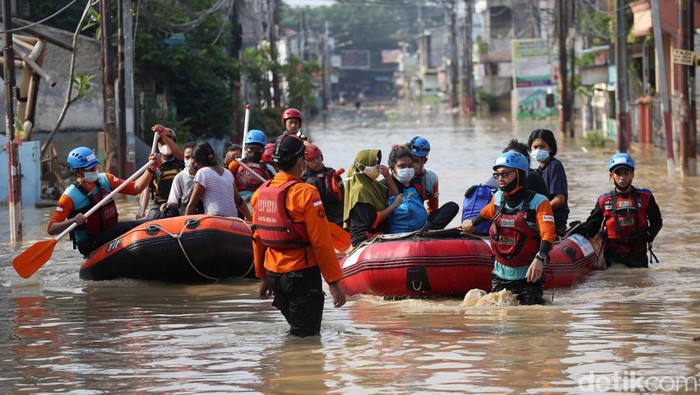 Bekasi Banjir, Warga Perumahan Ini Dievakuasi dengan Perahu Karet Perumahan Pondok Gede Permai jadi salah satu area yang terdampak banjir di Bekasi. Banjir yang cukup tinggi menyebabkan warga di perumahan ini dievakuasi.