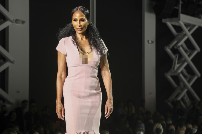 Beverly mengenakan dress pink muda dari koleksi Sergio Hudson untuk musim Fall/Winter 2022. Foto: dok. AP