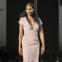 Beverly mengenakan dress pink muda dari koleksi Sergio Hudson untuk musim Fall/Winter 2022. Foto: dok. AP