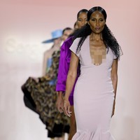 Meski sudah setop dari industri modelling selama puluhan tahun, namun Beverly dengan percaya diri menunjukkan kemampuannya berlenggak-lenggok untuk fashion show dua desainer Sergio Hudson dan Bibhu Mohapatra. Foto: dok. AP