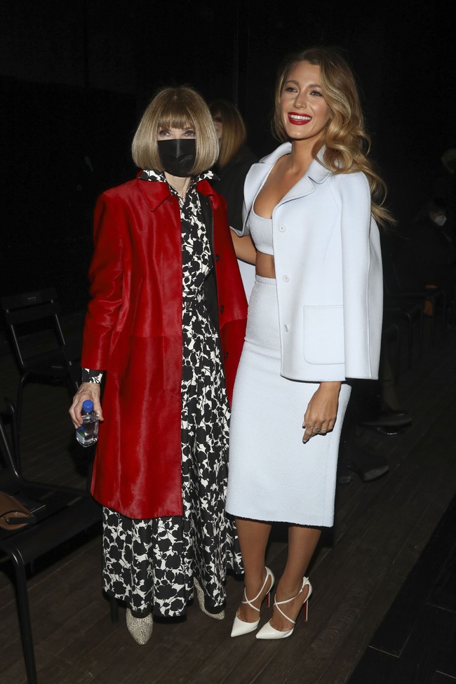 Di sela acara, Blake Lively sempat berfoto dengan tamu penting lainnya, yakni editor in chief majalah Vogue AS Anna Wintour. (Foto: Andy Kropa/Invision/AP)