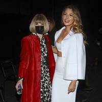 Di sela acara, Blake Lively sempat berfoto dengan tamu penting lainnya, yakni editor in chief majalah Vogue AS Anna Wintour. (Foto: Andy Kropa/Invision/AP)