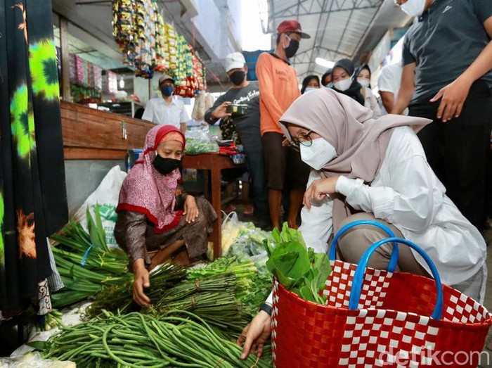 Bupati Ipuk Fiestandani