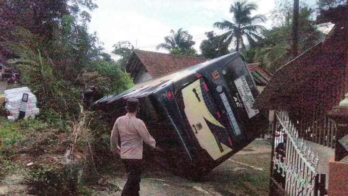 Bus tabrak rumah warga.