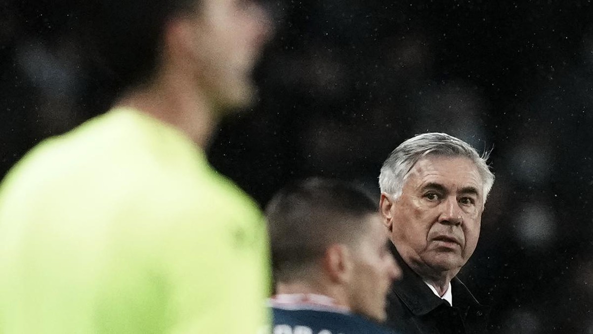 Carlo Ancelotti menerima kritik soal gaya main Real Madrid saat dikalahkan Paris Saint-Germain di Liga Champions (Foto: AP/Thibault Camus)