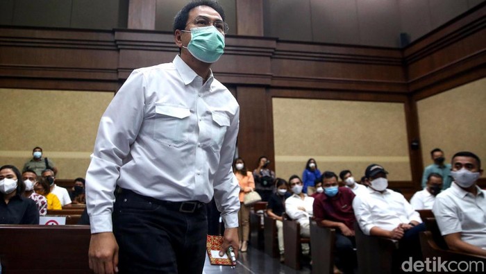 Ekspresi Azis Syamsuddin Usai Divonis 3,5 Tahun Penjara Mantan Wakil Ketua DPR Azis Syamsuddin divonis 3 tahun 6 bulan penjara. Ia dinyatakan bersalah memberi suap kepada mantan penyidik KPK sebesar Rp 3,6 miliar.
