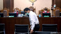 Sementara itu, Azis dinyatakan bersalah memberi suap kepada mantan penyidik KPK AKP Stepanus Robin Pattuju alias Robin dan Maskur Husain sekitar Rp 3,6 miliar.
