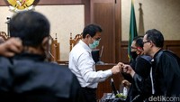 Hakim mengatakan, setelah keduanya sepakat, Azis Syamsuddin memberikan uang DP ke AKP Stepanus Robin Pattuju selaku penyidik KPK saat itu sebesar Rp 300 juta. Tak hanya itu, Azis pada 5 Agustus 2020 juga memberikan uang USD 100 ribu kepada AKP Robin.