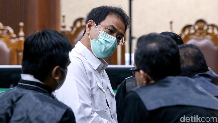 Mantan Wakil Ketua DPR Azis Syamsuddin divonis 3 tahun 6 bulan penjara. Ia dinyatakan bersalah memberi suap kepada mantan penyidik KPK sebesar Rp 3,6 miliar.