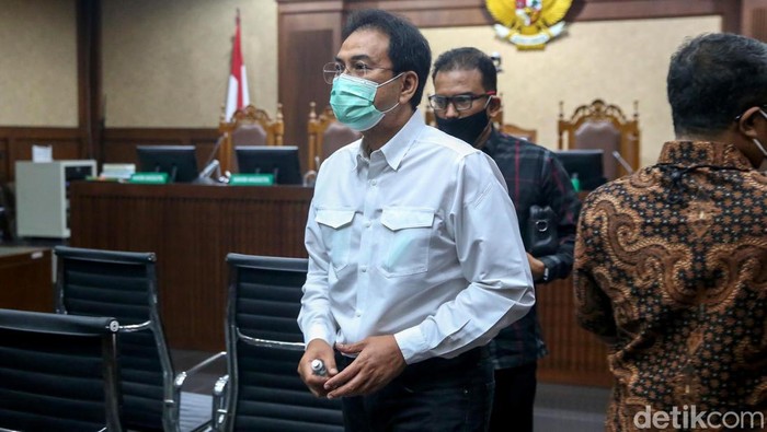 Mantan Wakil Ketua DPR Azis Syamsuddin divonis 3 tahun 6 bulan penjara. Ia dinyatakan bersalah memberi suap kepada mantan penyidik KPK sebesar Rp 3,6 miliar.