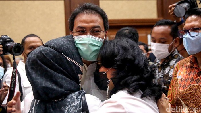 Ekspresi Azis Syamsuddin Usai Divonis 3,5 Tahun Penjara Mantan Wakil Ketua DPR Azis Syamsuddin divonis 3 tahun 6 bulan penjara. Ia dinyatakan bersalah memberi suap kepada mantan penyidik KPK sebesar Rp 3,6 miliar.