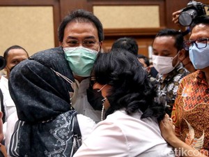 Vonis 3,5 Tahun Bui Azis Syamsuddin dan Momen Bela Diri Penuh Tangis