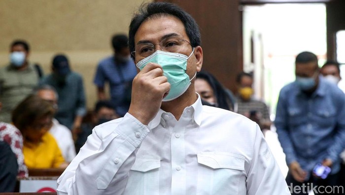 Ekspresi Azis Syamsuddin Usai Divonis 3,5 Tahun Penjara Mantan Wakil Ketua DPR Azis Syamsuddin divonis 3 tahun 6 bulan penjara. Ia dinyatakan bersalah memberi suap kepada mantan penyidik KPK sebesar Rp 3,6 miliar.