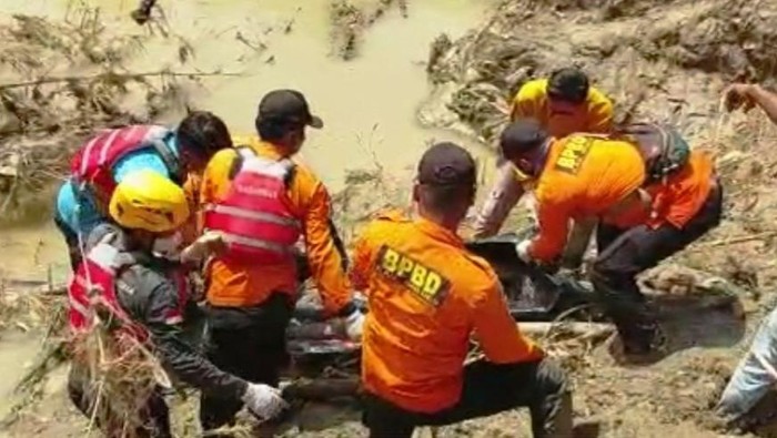 Tim SAR mengevakuasi korban tenggelam di Brebes, Kamis (17/2/2022).
