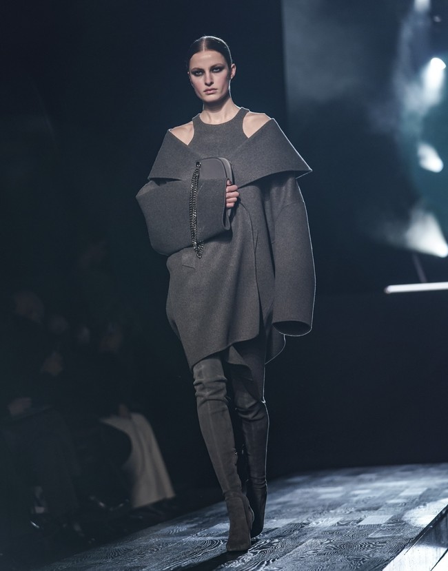 Fashion show koleksi Michael Kors Fall/Winter 2022 menampilkan busana yang menggambarkan tentang ketangguhan, kepercayaan diri, kekuatan dan juga kebenaran. foto: Dok. AP Photo/Bebeto Matthews.