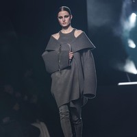 Fashion show koleksi Michael Kors Fall/Winter 2022 menampilkan busana yang menggambarkan tentang ketangguhan, kepercayaan diri, kekuatan dan juga kebenaran. foto: Dok. AP Photo/Bebeto Matthews.