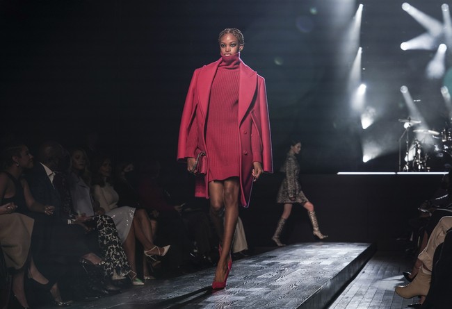 Fashion show koleksi Michael Kors Fall/Winter 2022 menampilkan busana yang menggambarkan tentang ketangguhan, kepercayaan diri, kekuatan dan juga kebenaran. foto: Dok. AP Photo/Bebeto Matthews.
