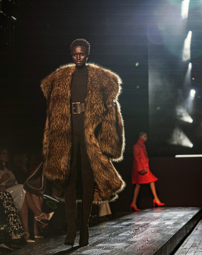 Fashion show koleksi Michael Kors Fall/Winter 2022 menampilkan busana yang menggambarkan tentang ketangguhan, kepercayaan diri, kekuatan dan juga kebenaran. Foto: Dok. AP Photo/Bebeto Matthews.